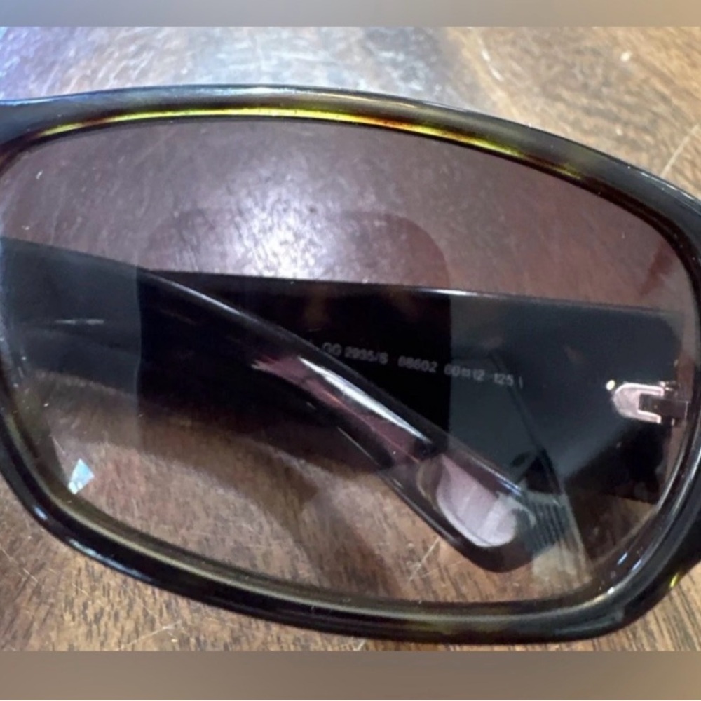 Gucci Tortoiseshell Sunglasses with Black Accents - Picture 10 of 12